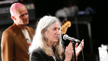 Die amerikanische Sängerin Patti Smith und der Bassist Michael "Flea" Balzarye sind im Trianon-Theater in Paris gemeinsam aufgetreten. Das Konzert gehört zu einer Reihe "Pathway to Paris" - und ist nun wohl angekommen. 