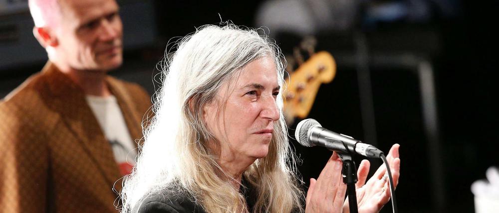 Die amerikanische Sängerin Patti Smith und der Bassist Michael "Flea" Balzarye sind im Trianon-Theater in Paris gemeinsam aufgetreten. Das Konzert gehört zu einer Reihe "Pathway to Paris" - und ist nun wohl angekommen. 
