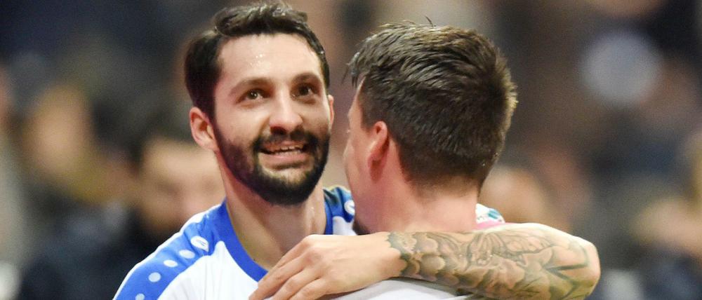 Der Darmstädter Aytac Sulu (links) freut sich mit Sandro Wagner über seinen Treffer.