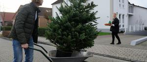 Kersten Scholz von der Baumschule Scholz im Ammerland liefert einen Leih-Weihnachtsbaum mit Blumentopf an eine Kundin in Rastede (Niedersachsen) aus. Erstmals setzt die Baumschule auf Nachhaltigkeit beim Weihnachtsbaumgeschäft. Sie verleiht die Tannen und liefert sie an die Kunden im Topf aus. Nach dem Fest werden die Bäume abgeholt und wieder in der Tannenschonung eingepflanzt. 
