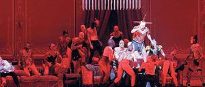 Mit Leib und Seele. In Rebecca Ringsts Bühnenbild choreografiert Otto Pichler einen wilden Sabbattanz.