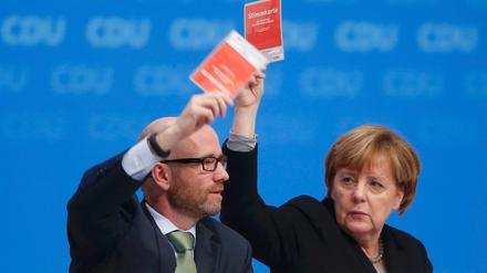 Kanzlerwahlverein, und die Kanzlerin macht mit. Generalsekretär Peter Tauber und Angela Merkel beim CDU-Parteitag.