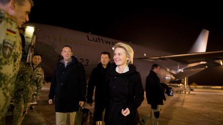 Bundesverteidigungsministerin Ursula von der Leyen (CDU) wird am 06.12.2015 auf dem Militärflughafen inMasar-i-Scharif von Brigadegeneral Andreas Hannemann begrüßt. 