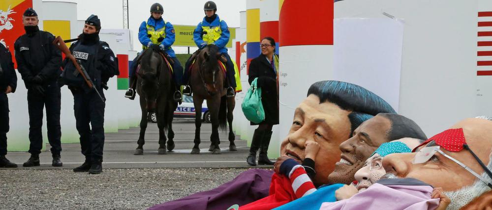 Aktivisten der Entwicklungsorganisation Oxfam haben am Donnerstag eine kleine Protestaktion gegen die schleppenden Klimaverhandlungen veranstaltet. Mit den Köpfen der wichtigsten Akteure des Pariser Gipfels legten sie sich "schlafen".
