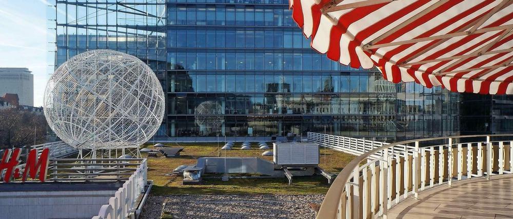 Draußen mehr Kännchen. Das Café Kranzler will die Terrasse um seine Rotunde auf das Dach ausdehnen. Zurzeit leuchtet dort abends und nachts eine Weihnachtskugel. 