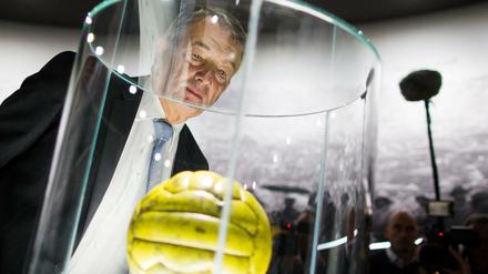 Wolfgang Niersbach darf seine Ämter bei der Uefa und der Fifa wohl behalten - der DFB jedenfalls will seinen Ex-Präsidenten nicht abziehen.
