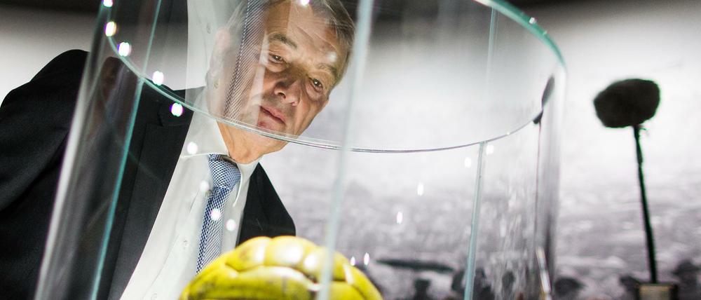 Wolfgang Niersbach darf seine Ämter bei der Uefa und der Fifa wohl behalten - der DFB jedenfalls will seinen Ex-Präsidenten nicht abziehen.