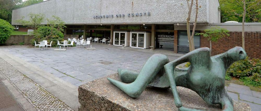 Die Statue von Henry Moore vor der Akademie der Künste
