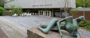 Die Statue von Henry Moore vor der Akademie der Künste