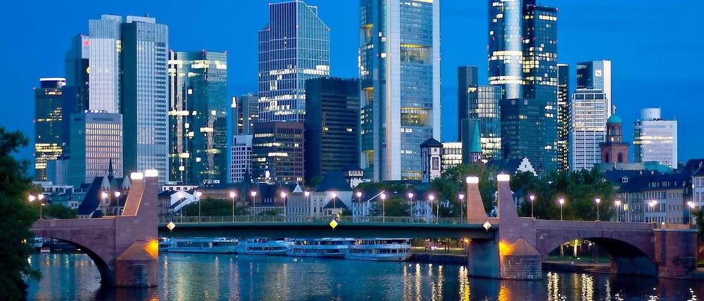 Die Frankfurter Skyline unter Belagerung: Zahlreiche Hackerangriffe richten sich gegen Banken und Sparkassen.