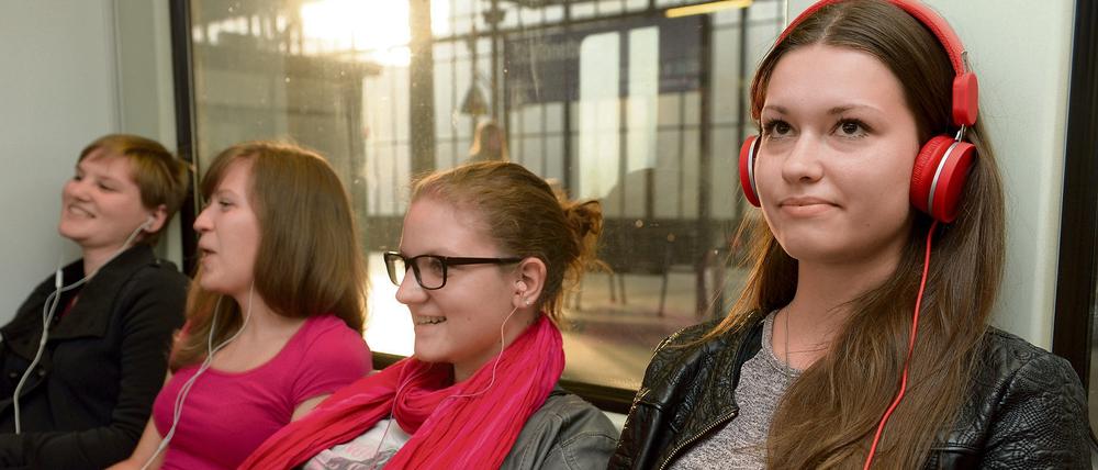 Mittendrin und doch bei Gott: Mit Kopfhörer und MP3-Player begaben sich jetzt Jugendliche auf "Kreuzfahrt" in der S-Bahn.
