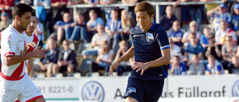 Herthas Genki Haraguchi (re.) wusste gegen Rayo Vallecano zu überzeugen. 