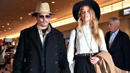 Johnny Depp und seine Frau Amber Heard am Flughafen von Tokio. 