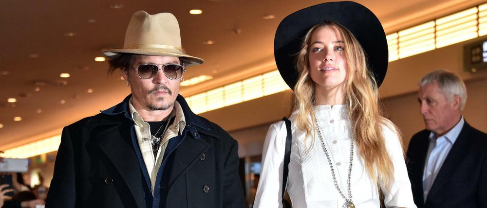 Johnny Depp und seine Frau Amber Heard am Flughafen von Tokio. 