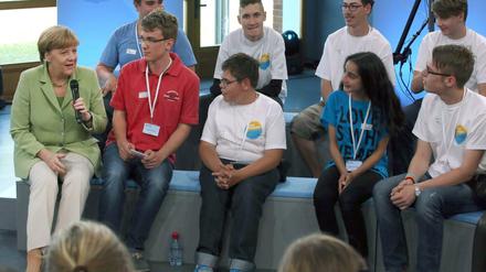Bundeskanzlerin Angela Merkel (CDU) trifft sich am Mittwoch in der Paul Friedrich Scheel-Schule in Rostock (Mecklenburg-Vorpommern) mit Schülern, unter anderem mit Reem (2.v.r), einem Mädchen palästinensischer Abstammung. Im Rahmen des Bürgerdialogs der Bundesregierung "Gut leben in Deutschland" will sie mit rund 30 Jugendlichen über deren Vorstellungen von der künftigen Lebensqualität diskutieren.
