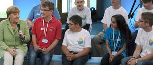 Bundeskanzlerin Angela Merkel (CDU) trifft sich am Mittwoch in der Paul Friedrich Scheel-Schule in Rostock (Mecklenburg-Vorpommern) mit Schülern, unter anderem mit Reem (2.v.r), einem Mädchen palästinensischer Abstammung. Im Rahmen des Bürgerdialogs der Bundesregierung "Gut leben in Deutschland" will sie mit rund 30 Jugendlichen über deren Vorstellungen von der künftigen Lebensqualität diskutieren.