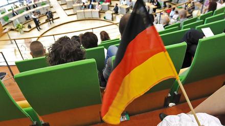 Per Gesetz nicht mehr deutsch? Szene einer Einbürgerungsfeier im sächsischen Landtag