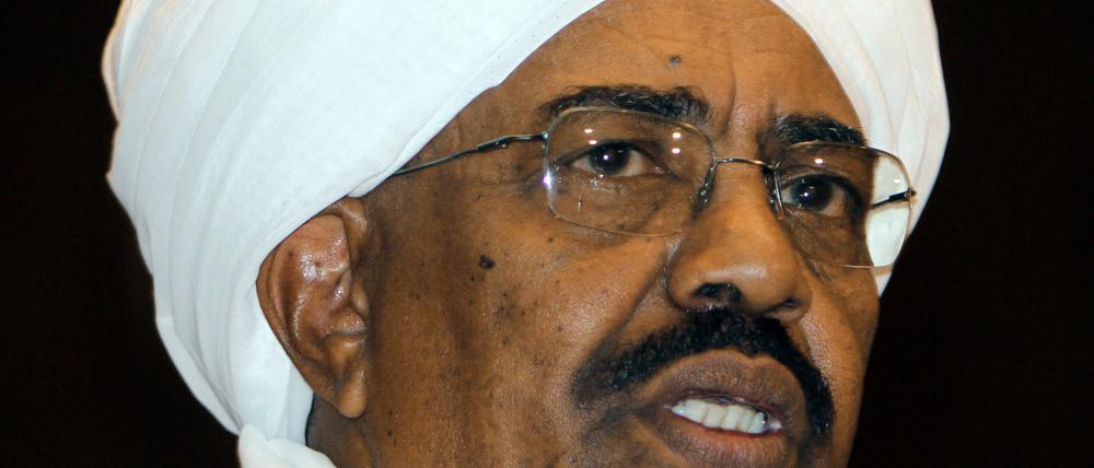Trotz eines Haftbefehls des Internationalen Strafgerichtshofs in Den Haag ist der sudanesische Präsident Omar al-Baschir zum Gipfeltreffen der Afrikanischen Union (AU) nach Südafrika geflogen.