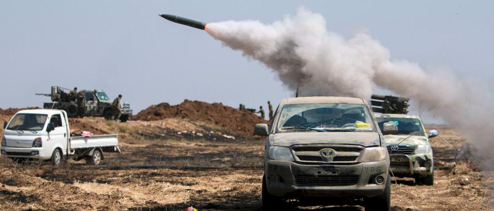 Kurdische Kämpfer feuern auf von IS-Milizen besetzte Stellungen nahe Abyad an der syrisch-türkischen Grenze. 
