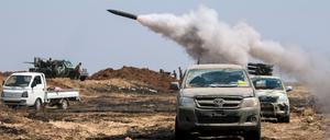 Kurdische Kämpfer feuern auf von IS-Milizen besetzte Stellungen nahe Abyad an der syrisch-türkischen Grenze. 