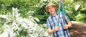 Auf zum Gärtnern. Tagesspiegel-Redakteur Andreas Austilat hat über seine botanischen Abenteuer ein Buch geschrieben: „Vom Winde gesät – Meine Frau, unser Garten und ich“. 
