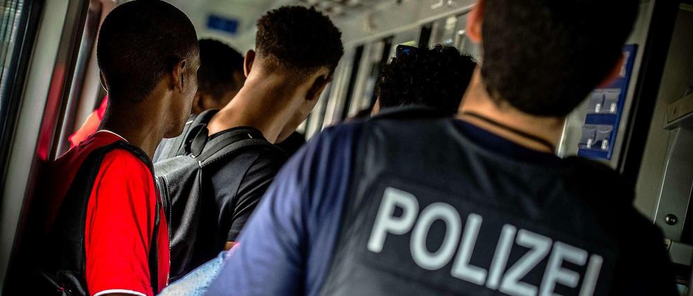 Schwarz heißt Verdacht: Kontrolle im Eurocity bei Rosenheim