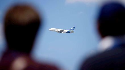 Der Airbus A-380 beim Showflug in Le Bourget. „Eine Herausforderung“ sei das Flugzeug, räumte Konzernchef Tom Enders auf der Luftfahrtmesse ein.