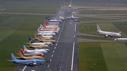 Ist hier noch ein Parkplatz frei? Fan-Flugzeuge beim Europapokal-Finale in Hamburg.