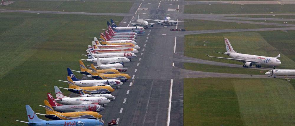 Ist hier noch ein Parkplatz frei? Fan-Flugzeuge beim Europapokal-Finale in Hamburg.