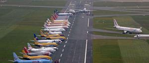 Ist hier noch ein Parkplatz frei? Fan-Flugzeuge beim Europapokal-Finale in Hamburg.