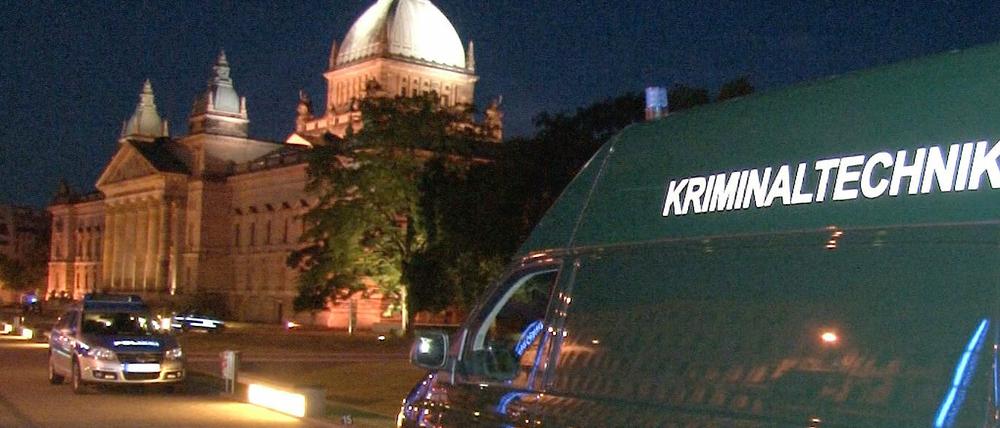 Ein Fahrzeug der Kriminaltechnik vor dem Bundesverwaltungsgericht in Leipzig