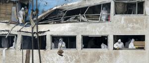 Rettungsleute an Bord des auf dem Jangtse in Mittelchina verunglückten Schiffs "Stern des Orients"