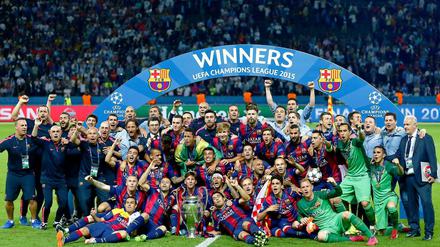 Sieger mit Pokal. Der FC Barcelona macht es sich auf dem Rasen des Olympiastadions gemütlich.