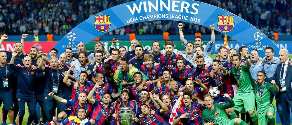 Sieger mit Pokal. Der FC Barcelona macht es sich auf dem Rasen des Olympiastadions gemütlich.