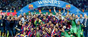 Sieger mit Pokal. Der FC Barcelona macht es sich auf dem Rasen des Olympiastadions gemütlich.