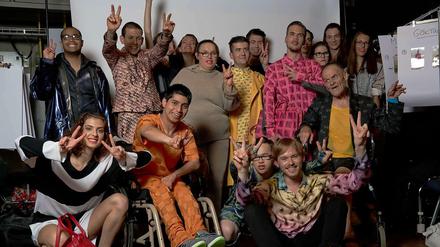 Backstage kocht die Stimmung: Models mit und ohne Behinderungen vor der Show von Julian Zigerli.