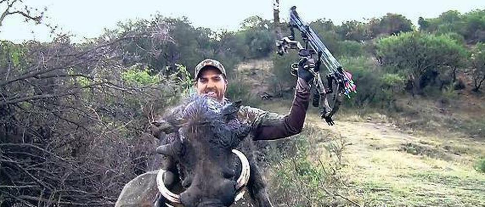 Blutige Beute. Filmstill aus dem Video „Buck Fever“ der Künstlerinnengruppe Neozoon von 2012 über erste Reaktionen von Jägern nach dem erfolgreichen Schuss.