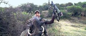 Blutige Beute. Filmstill aus dem Video „Buck Fever“ der Künstlerinnengruppe Neozoon von 2012 über erste Reaktionen von Jägern nach dem erfolgreichen Schuss. 