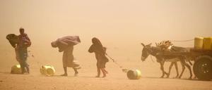 Schon bedrohen die Folgen der Klimaerwärmung viele Menschen. Dürren, Umweltkatastrophen und Wüstenbildung dürften in den kommenden Jahren zunehmen.