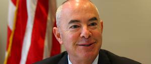 Alejandro Mayorkas, Deputy Secretary of Homeland Security of the United States, weist den Vorwurf zurück, die USA betrieben Wirtschaftsspionage.