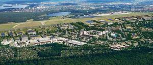 Zukunftsmusik. Noch ist der Flughafen Tegel in Betrieb. Doch wenn er erst einmal zugunsten des neuen Flughafens geschlossen wird, eröffnet sich der Stadt hier mit einer Fläche von 490 Hektar ein neues Potenzial für eine zukunftsorientierte Nutzung zum Forschungs- und Industriepark für urbane Techniken.