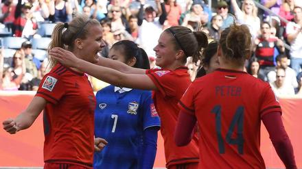 Die Deutsche Lena Petermann (l.) feiert ihren beiden Treffer gegen Thailand mit Melanie Leupolz (M.) und Babett Peter.