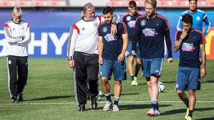 Lockeres Verhältnis? Horst Hrubesch mit seinen Spielern.