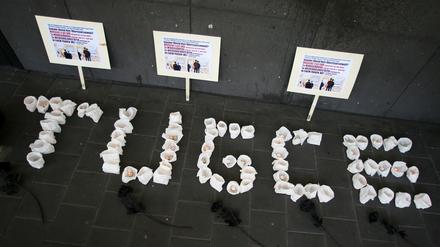 Angehörige und Freunde von Tugce trauern vor dem Landgericht in Darmstadt (Hessen) und haben nach der Urteilsverkündung Kerzen aufgestellt.