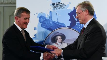 Vom Verstehen zur Verständigung. Ex-Bundespräsident Horst Köhler gratuliert Neil MacGregor zum Deutschen Nationalpreis für die Ausstellung über 600 Jahre deutscher Geschichte.