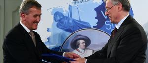 Vom Verstehen zur Verständigung. Ex-Bundespräsident Horst Köhler gratuliert Neil MacGregor zum Deutschen Nationalpreis für die Ausstellung über 600 Jahre deutscher Geschichte.