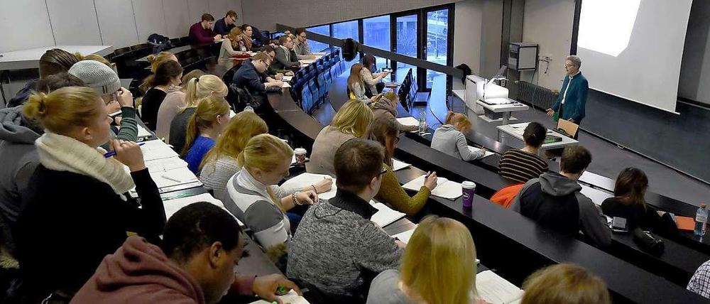 Studierende sitzen in einem Hörsaal.