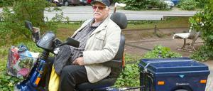 Mit seinem elektrischen Rollstuhl ist Werner Agatz am Dienstag von seiner Reise zurückgekommen. 