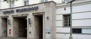 Relikt des Rathauses. Fünf Monate nach der Räumung am Fehrbelliner Platz soll der irreführende Schriftzug weichen. Die Schilder rechts weisen auf Partnergemeinden des Bezirks hin.