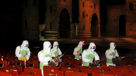 Zweifelhafter Nutzen: In Seoul wird das Sejong Culture Center desinfiziert, um Übertragungen des Mers-Virus nach Theatervorstellungen zu verhindern. Dabei ist das Risiko gering, sich außerhalb eines Krankenhauses zu infizieren. Alle 160 Ansteckungen gehen auf Kontakt mit schwerkranken und deshalb hochinfektiösen Patienten in Krankenhäusern zurück. 